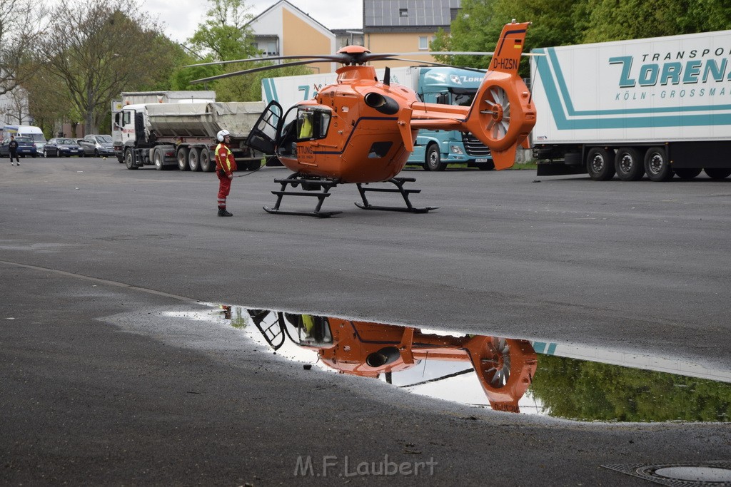 Einsatz Christoph 3 Koeln Vingst Thorwalsenstr Landung Marktplatz P15.JPG - Miklos Laubert